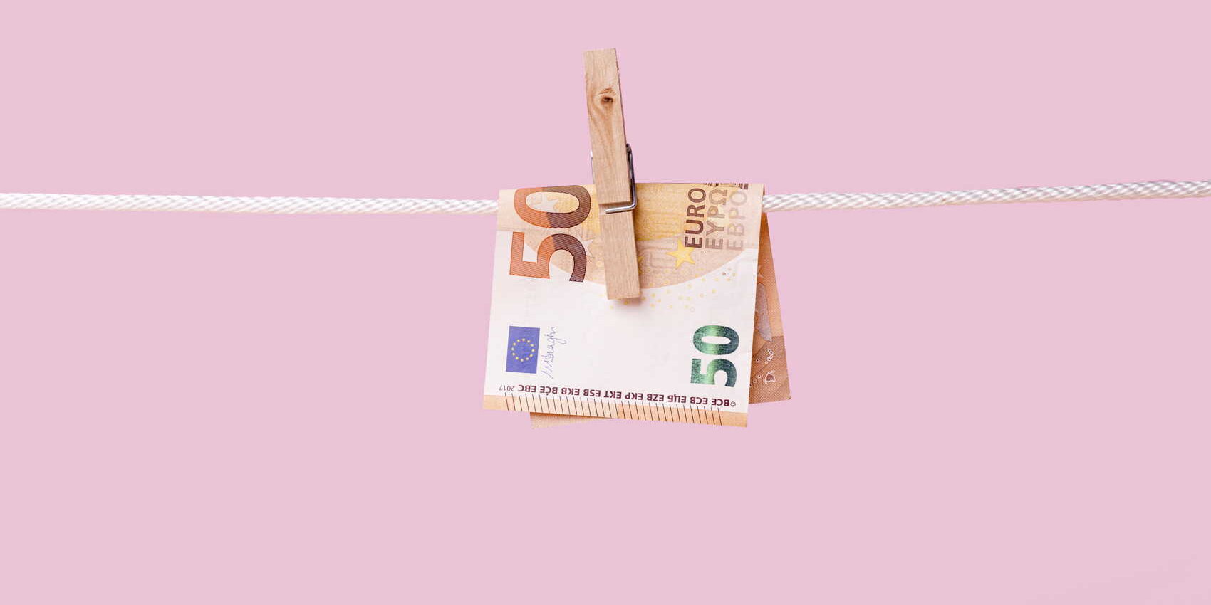 pranie_front-view-banknotes-held-by-clothing-pin-rope-vfconferences.pl
