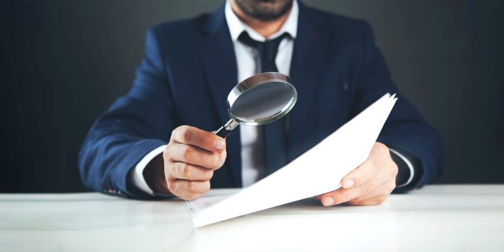 vf-conferences-mifid-hand-magnifiert